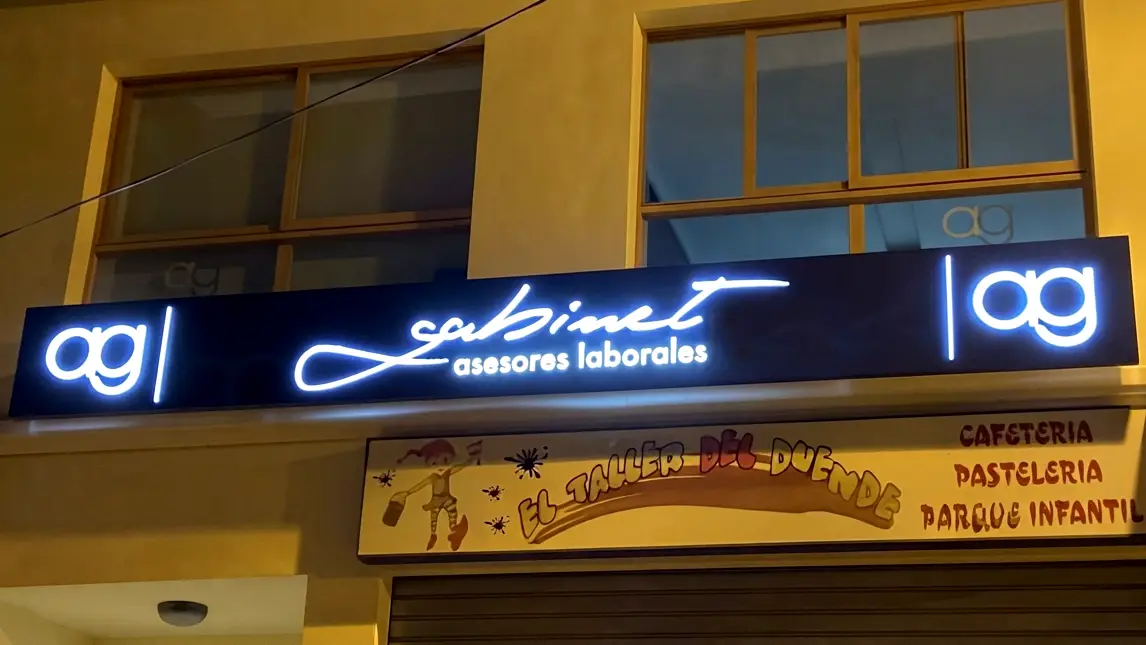 Letras corpóreas de aluminio con luz frontal y cajón luminoso de aluminio troquelado.
